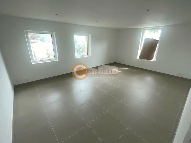 Bureau dans GÉNISSAC à louer - Photo de l’immeuble – Image 1 sur 6