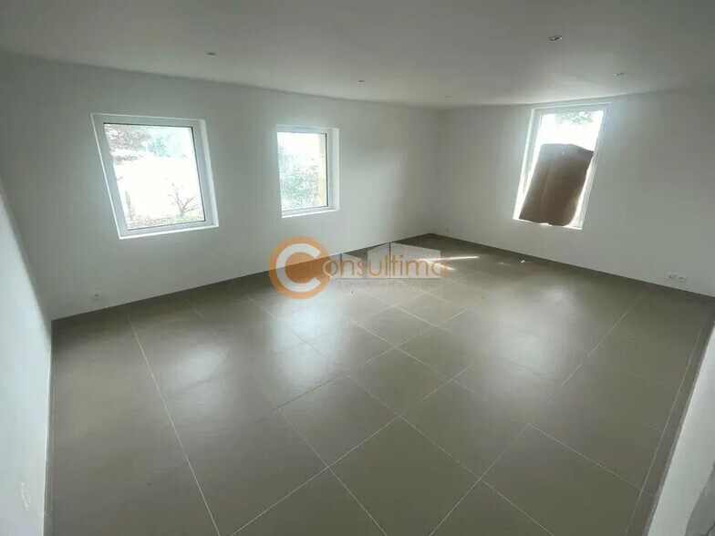 Bureau dans GÉNISSAC à louer - Photo intérieure – Image 1 sur 6