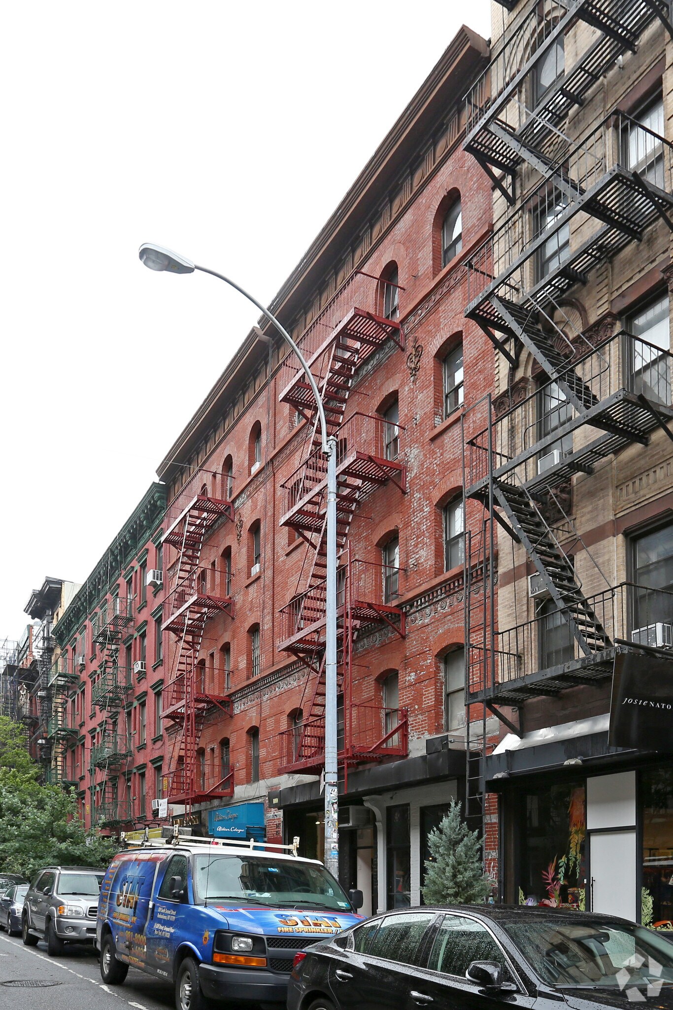 247-251 Elizabeth St, New York, NY à louer Photo principale– Image 1 sur 10