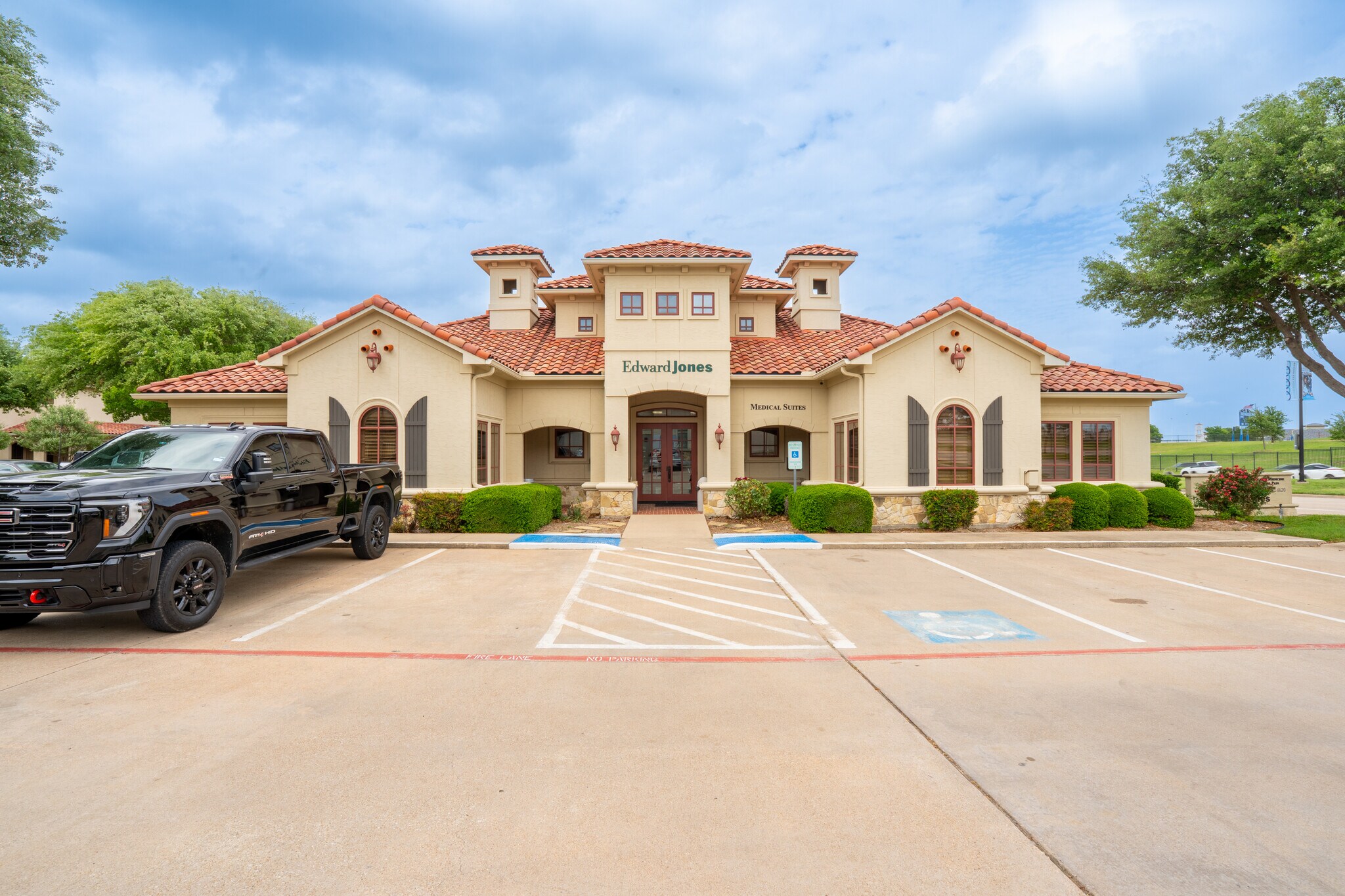 6620 Bryant Irvin Rd, Fort Worth, TX à louer Photo principale– Image 1 sur 24