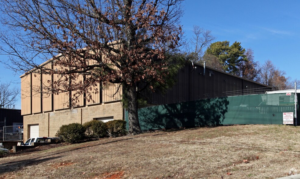 5916 Triangle Dr, Raleigh, NC à louer - Photo de l’immeuble – Image 2 sur 3
