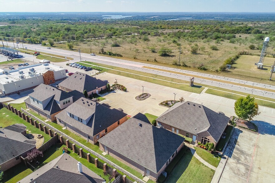 5748 Boat Club Rd, Fort Worth, TX à vendre - Photo de l’immeuble – Image 2 sur 18