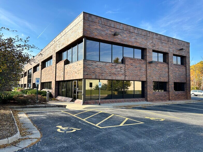 W239N1812 Rockwood Dr, Waukesha, WI à louer - Photo de l’immeuble – Image 1 sur 4