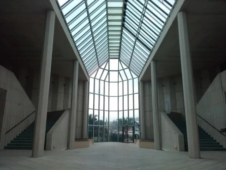 Bureau dans CANNES-LA-BOCCA à louer - Photo de l’immeuble – Image 2 sur 2