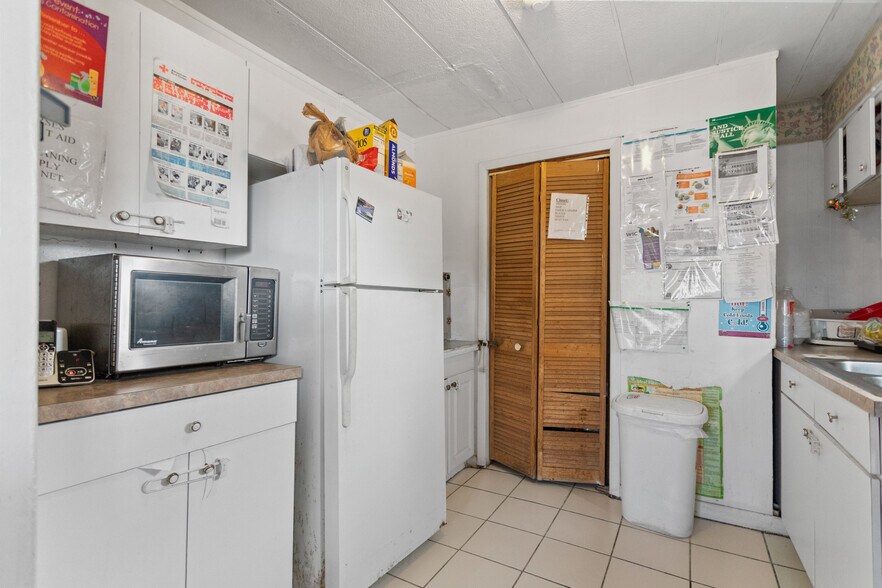 1781 NW 152nd Ter, Opa-locka, FL à vendre - Photo de l’immeuble – Image 3 sur 26