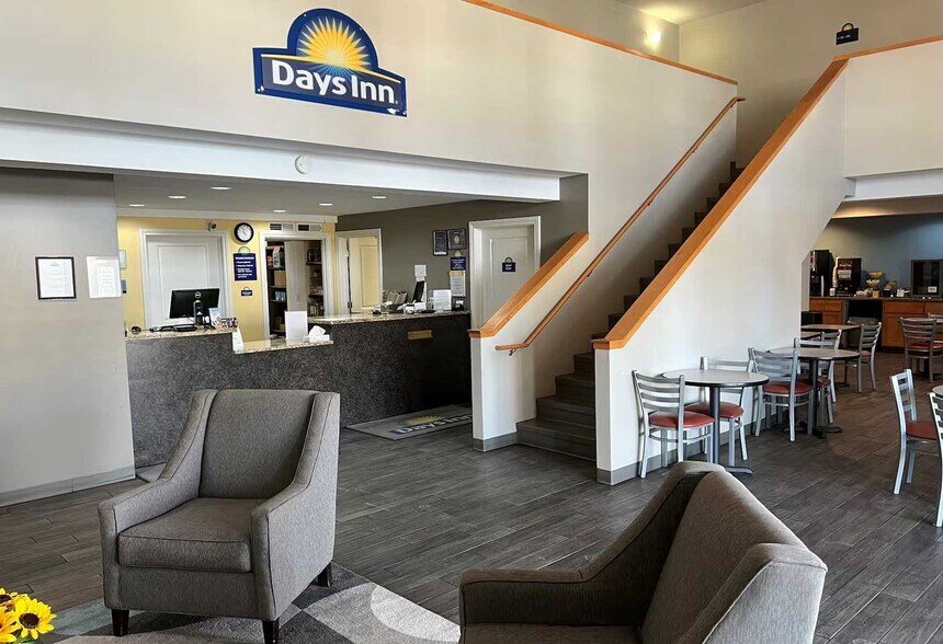 3205 Vine St, Hays, KS à vendre - Hall d’entrée – Image 3 sur 10