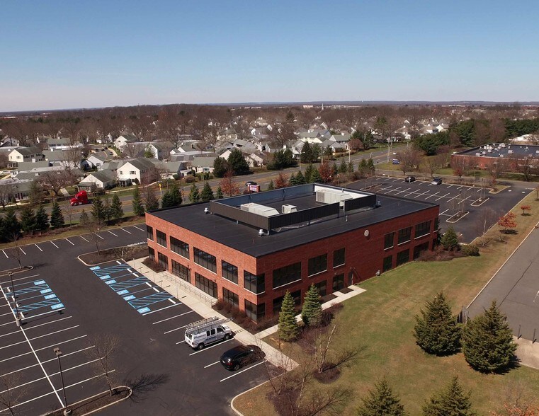 18 Centre Dr, Monroe Township, NJ à louer - Photo de l’immeuble – Image 2 sur 5