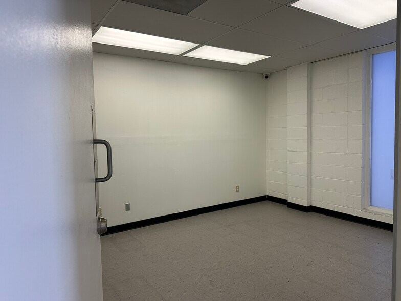 9525 Owensmouth Ave, Chatsworth, CA à louer - Photo de l’immeuble – Image 2 sur 13