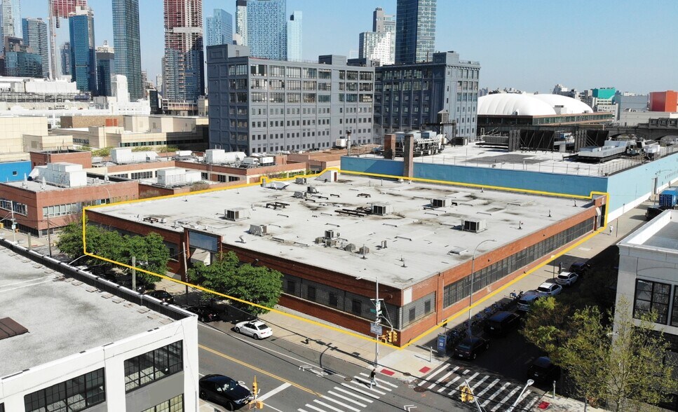 32-33 47th Ave, Long Island City, NY à louer - Photo de l’immeuble – Image 3 sur 15