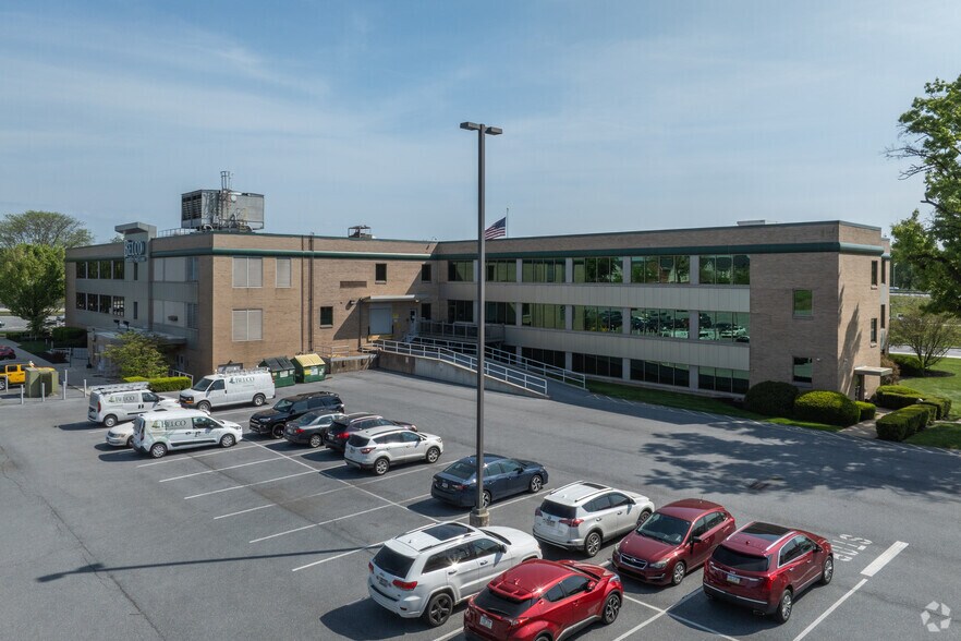 449 Eisenhower Blvd, Harrisburg, PA à louer - Photo de l’immeuble – Image 2 sur 4