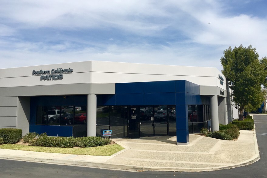 127 Business Center Dr, Corona, CA à louer - Photo de l’immeuble – Image 1 sur 5