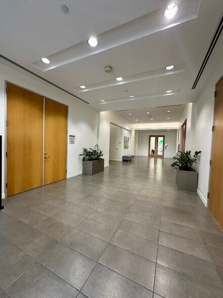 3240 El Camino Real, Irvine, CA à louer - Hall d’entrée – Image 3 sur 18