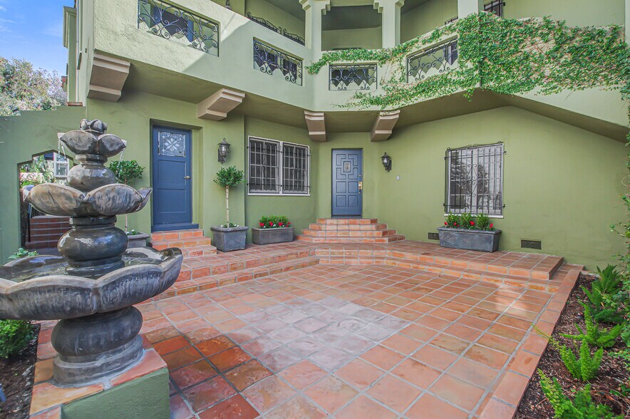 1074 S Genesee Ave, Los Angeles, CA à vendre - Photo de l’immeuble – Image 3 sur 39