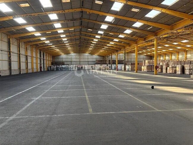 Plus de détails pour Local d’activités à vendre