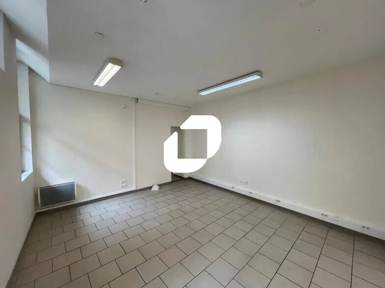 Bureau dans Douai à louer - Photo de l’immeuble – Image 1 sur 8