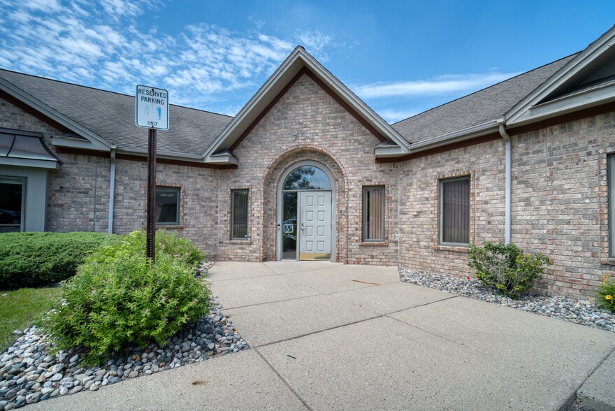 701 Snow Rd, Lansing, MI à louer - Photo de l’immeuble – Image 1 sur 20