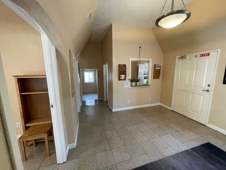 9804 Foothill Blvd, Rancho Cucamonga, CA à louer - Photo de l’immeuble – Image 2 sur 14