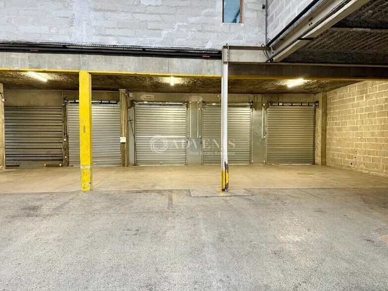 Local d’activités dans Chassieu à louer - Photo de l’immeuble – Image 1 sur 6