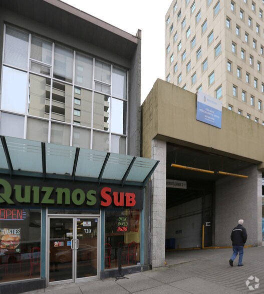 718-720 W Broadway, Vancouver, BC à louer - Photo de l’immeuble – Image 2 sur 7