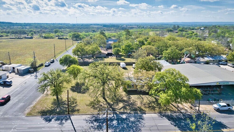 1007 N Llano St, Fredericksburg, TX à vendre - Photo de l’immeuble – Image 2 sur 14