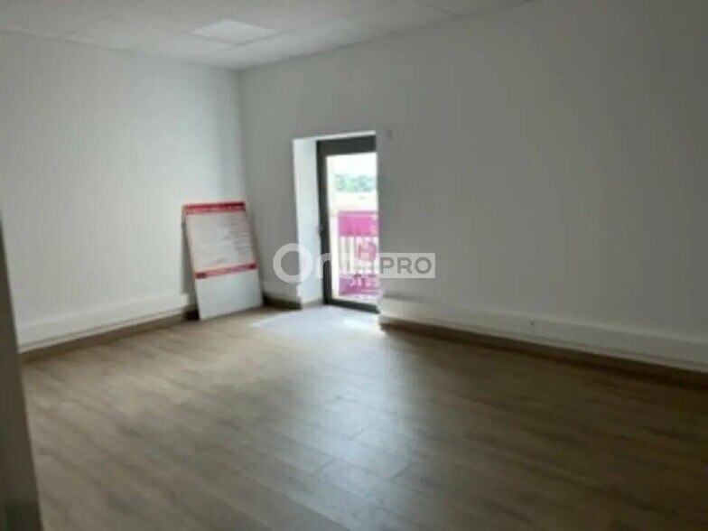 Bureau dans Civrieux à louer - Photo intérieure – Image 2 sur 4