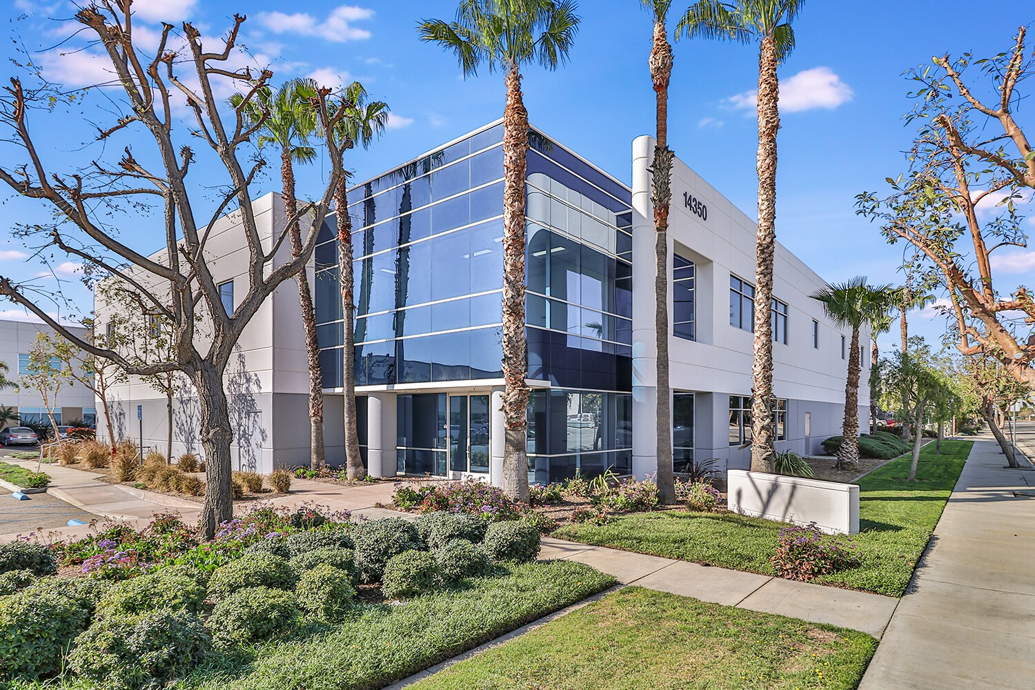 14350 Arminta St, Panorama City, CA à louer Photo de l’immeuble– Image 1 sur 17