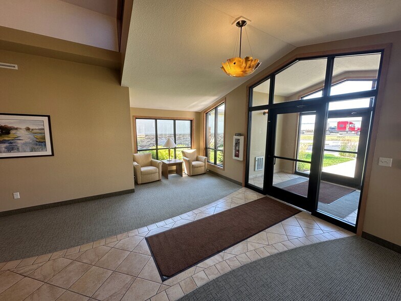 503 Highway 2 W, Devils Lake, ND à vendre - Photo de l’immeuble – Image 3 sur 18