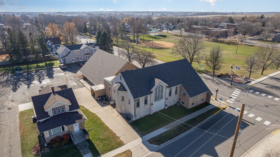 405 Broadway Ave S, Cokato, MN à vendre - Photo de l’immeuble – Image 3 sur 58