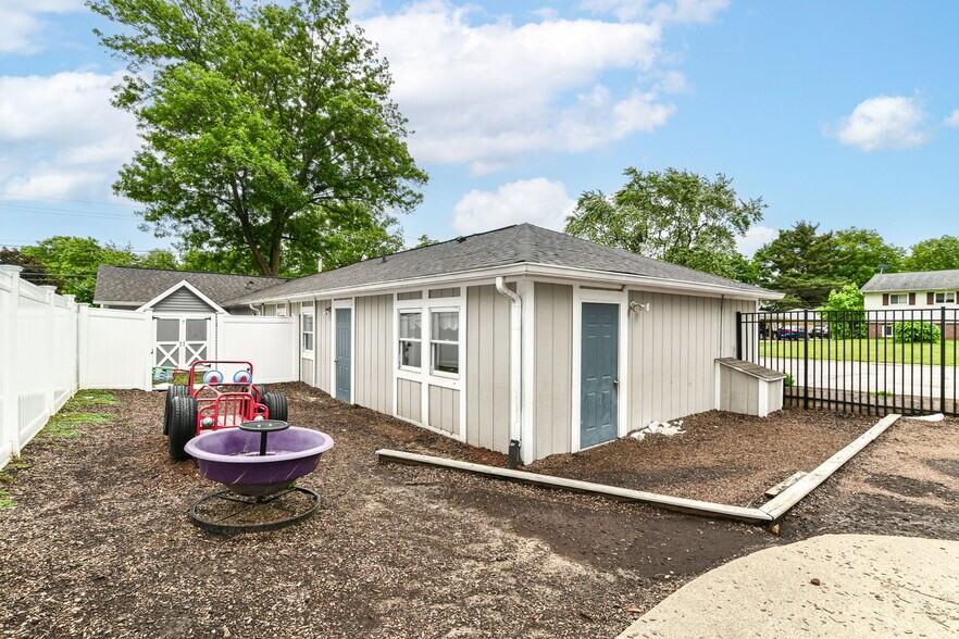 922 S High School Rd, Indianapolis, IN à vendre - Photo de l’immeuble – Image 3 sur 12
