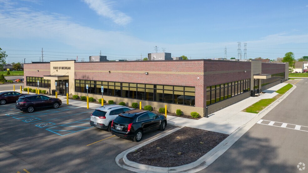 13041 10 Mile Rd, Warren, MI à louer - Photo de l’immeuble – Image 3 sur 5