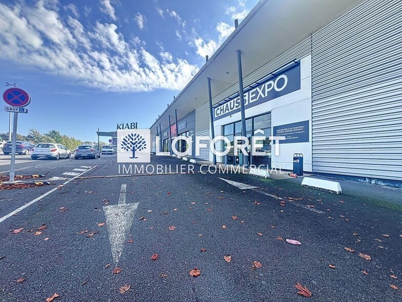 Local commercial dans à vendre - Photo de l’immeuble – Image 1 sur 7