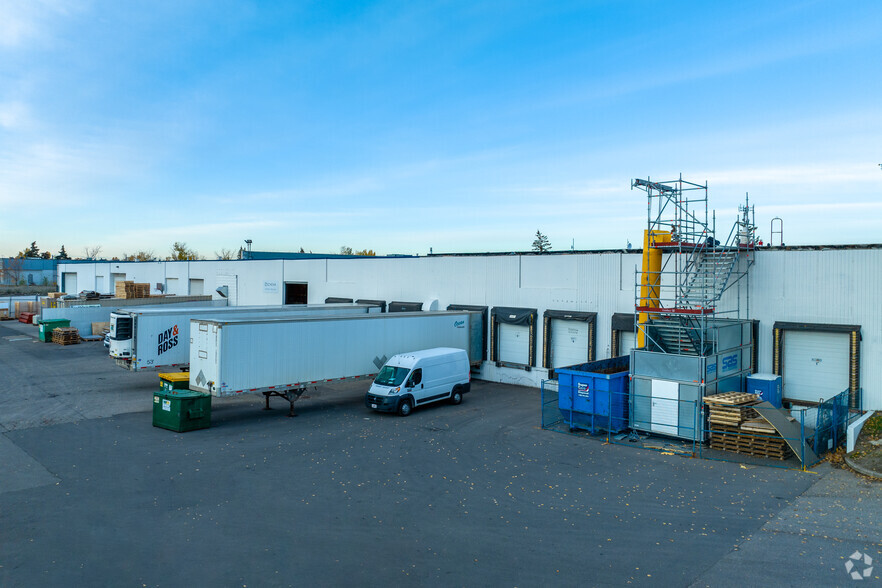 4315 61st Ave SE, Calgary, AB à louer - Photo de l’immeuble – Image 3 sur 7