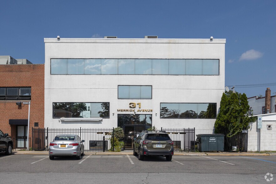 31 Merrick Ave, Merrick, NY à louer - Photo de l’immeuble – Image 3 sur 24