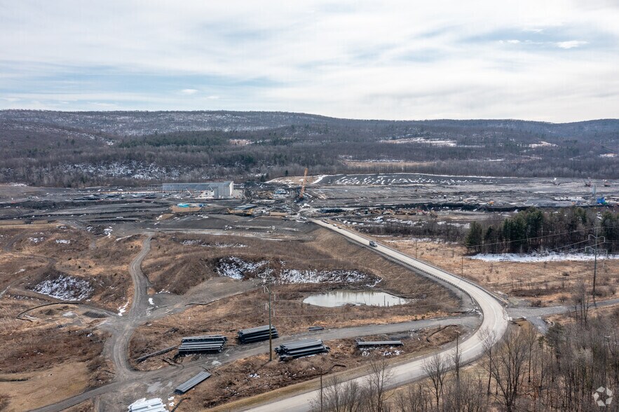 301 Dziak Dr, Nanticoke, PA à louer - Photo de l’immeuble – Image 3 sur 4