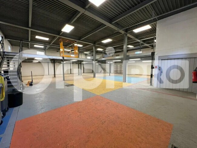 Plus de détails pour Local d’activités à vendre