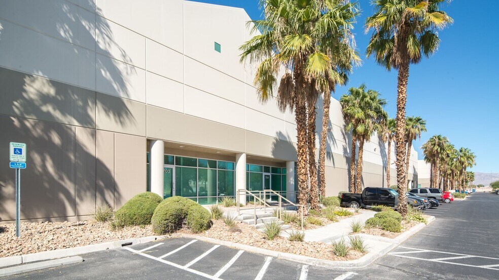 4050 Corporate Center Dr, North Las Vegas, NV à louer - Photo de l’immeuble – Image 2 sur 25