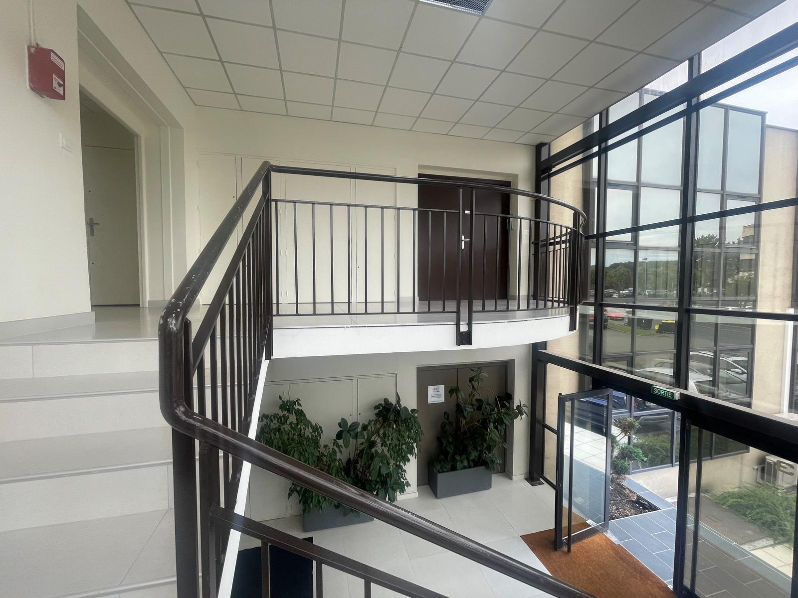 Bureau dans Reims à louer Hall d’entrée– Image 1 sur 7