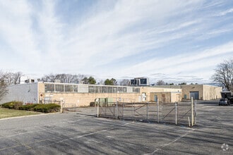 59 Spence St, Bay Shore, NY à louer Photo de l’immeuble– Image 2 sur 2