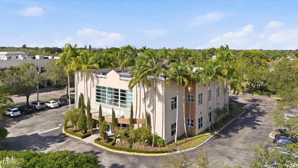 8527 Pines Blvd, Pembroke Pines, FL à vendre - Photo de l’immeuble – Image 3 sur 60