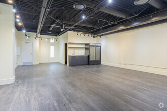 10704 120 St NW, Edmonton, AB à louer Photo intérieure– Image 1 sur 3