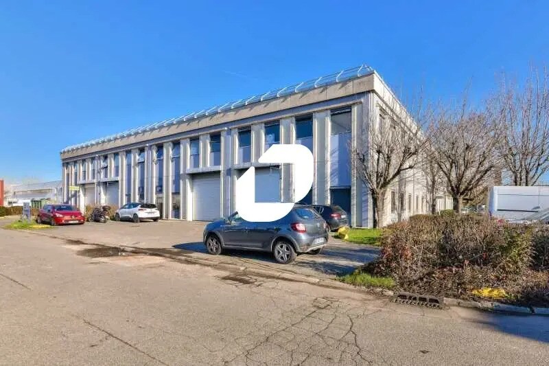 Local d’activités dans Aulnay-sous-Bois à louer - Photo de l’immeuble – Image 1 sur 17