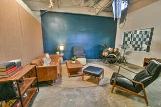 14723-14825 Oxnard St, Van Nuys, CA à louer Photo intérieure– Image 2 sur 14