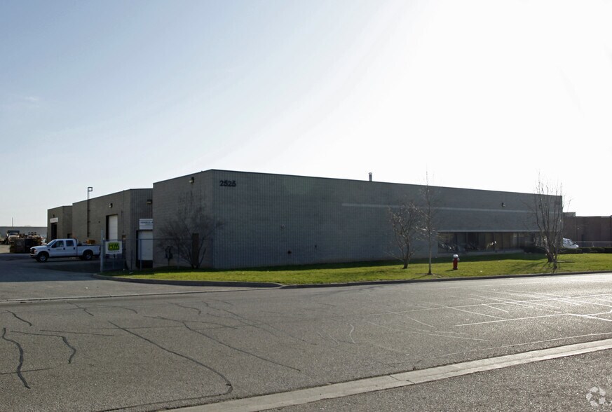 2525 Tedlo St, Mississauga, ON à louer - Photo de l’immeuble – Image 2 sur 7