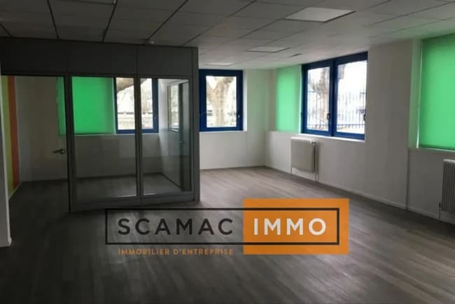 Plus de détails pour Local d'activités à louer