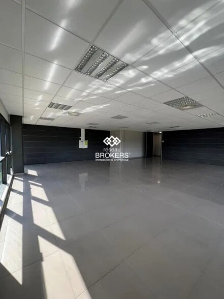 Bureau dans Voiron à louer - Photo de l’immeuble – Image 3 sur 4