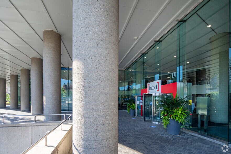 700 University Ave, Toronto, ON à louer - Photo de l’immeuble – Image 3 sur 11