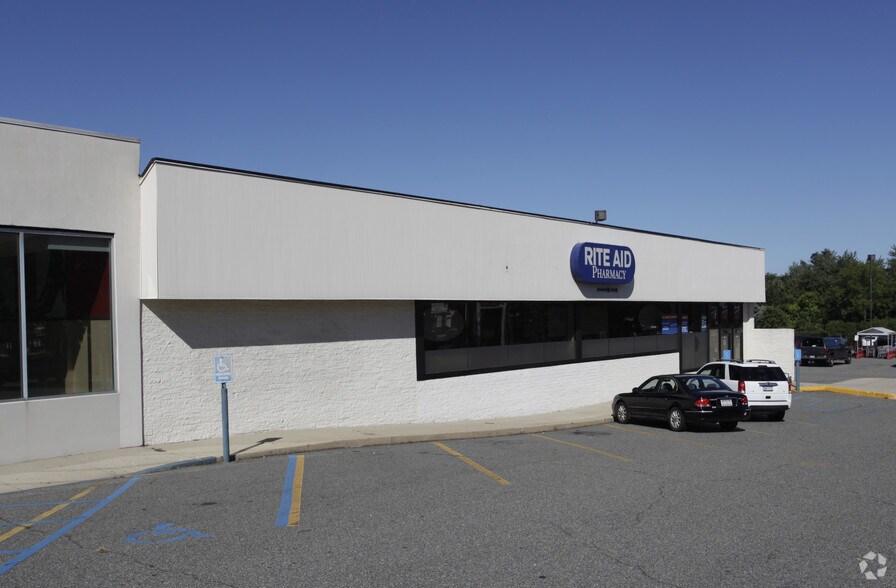 283 W Jericho Tpke, Huntington Station, NY à louer - Photo de l’immeuble – Image 3 sur 4