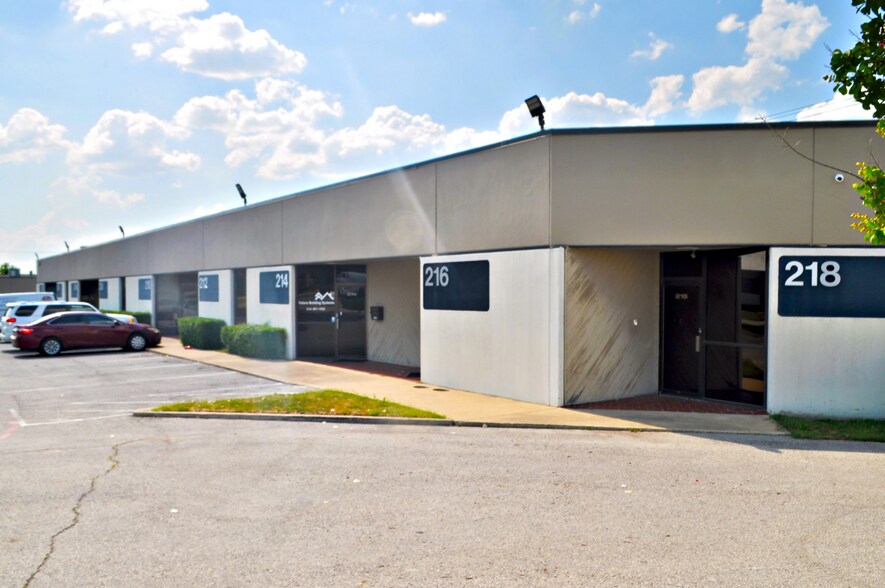 11857 Judd Ct, Dallas, TX à louer - Photo de l’immeuble – Image 2 sur 7