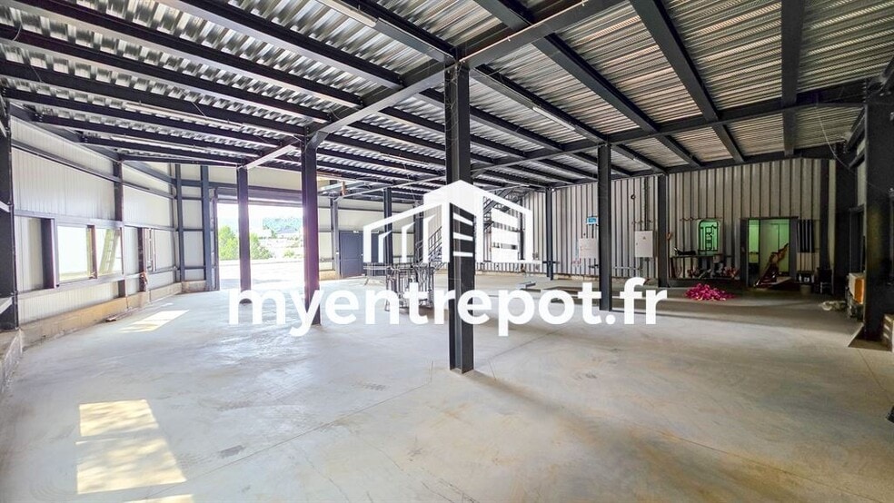 200 Avenue Des Carrières, ROQUEFORT LA BEDOULE à louer - Photo de l’immeuble – Image 2 sur 8