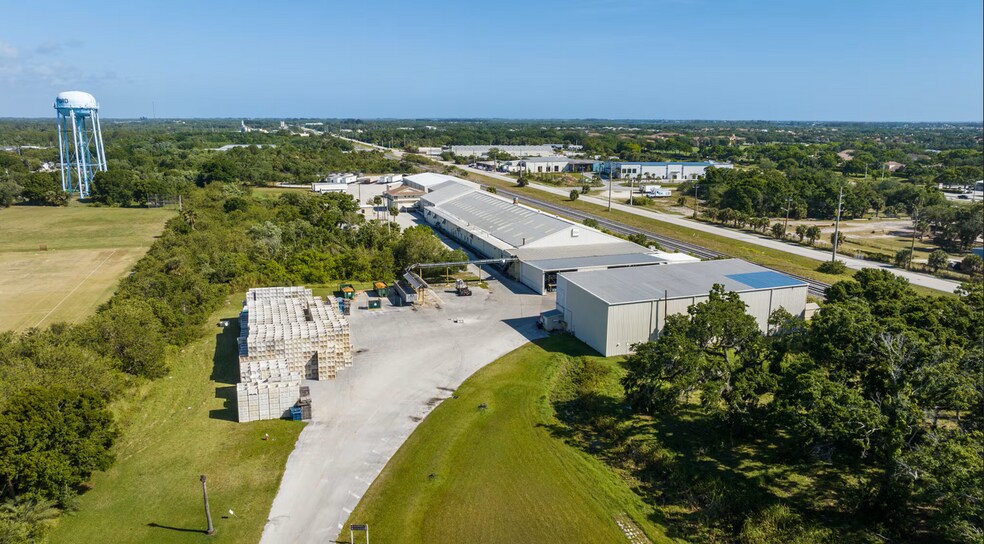 2600 45th St, Vero Beach, FL à vendre - Photo de l’immeuble – Image 2 sur 12